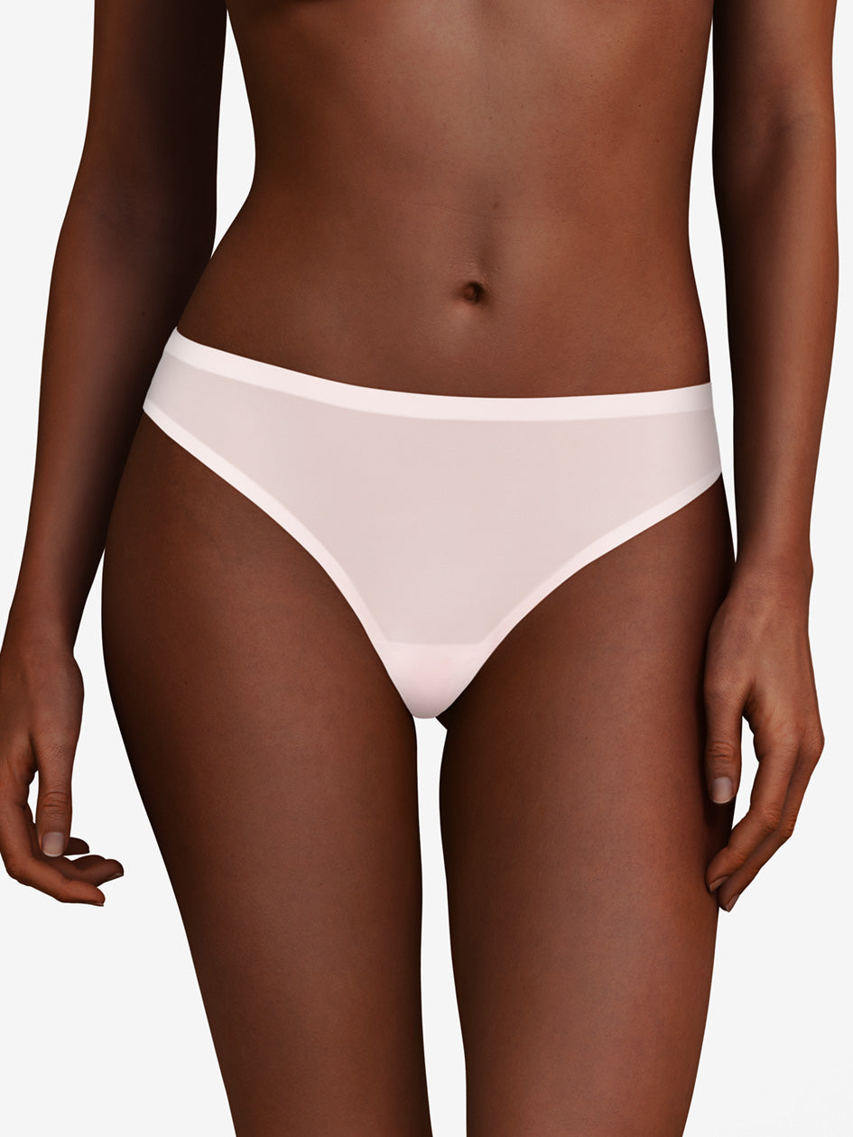 This thong from the SoftStretch line by Chantelle is a must-have for any wardrobe. Featuring laser-cut edging to prevent panty lines, this seamless underwear offers a second-skin sensation, ultra-softness, and unrestricted movement. Its lightweight, ultra-stretchable fabrics provide a comfortable fit for any body shape.