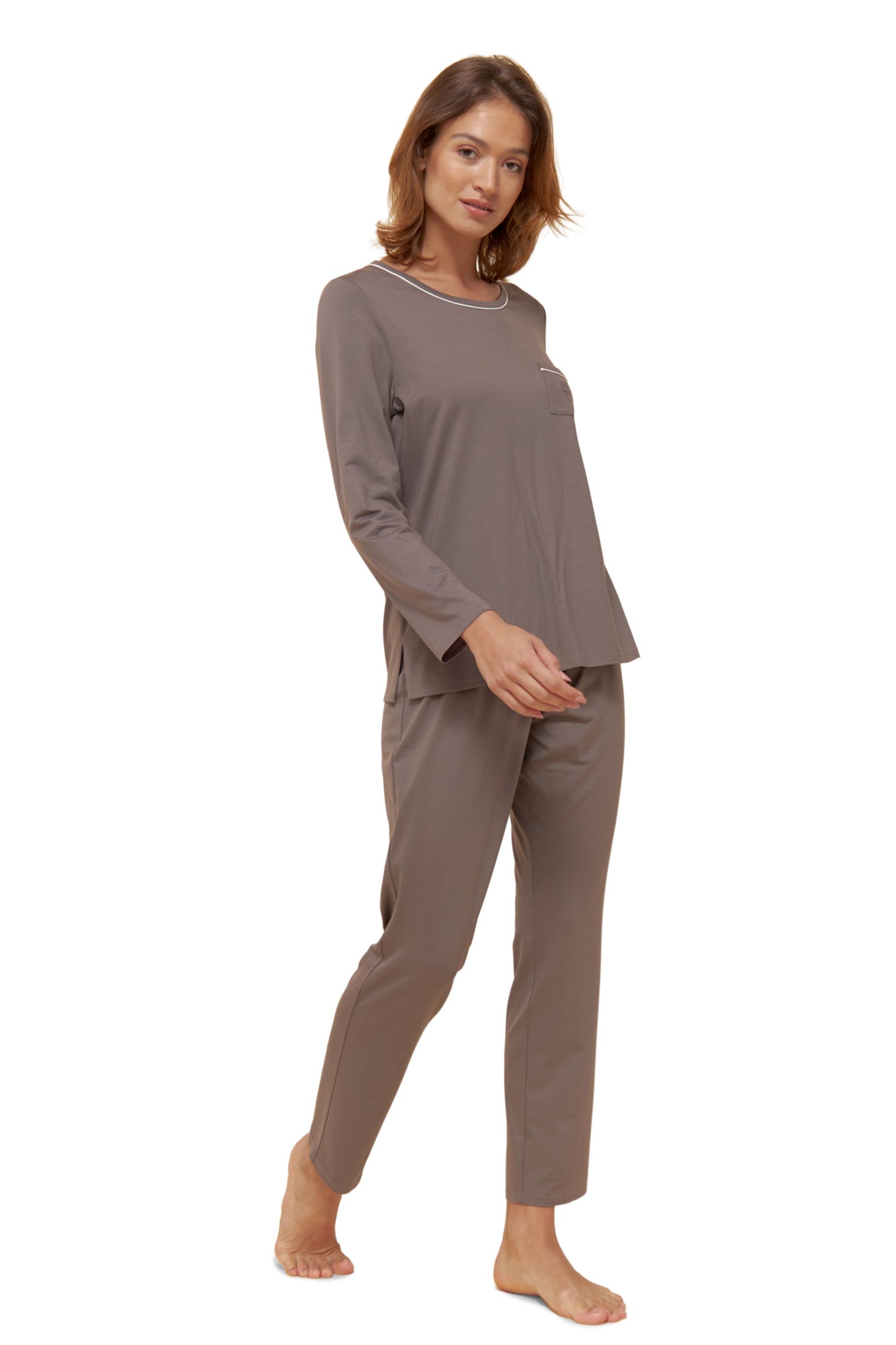 Féraud Paris' opulent High Class line offers this pajama set, constructed from a blend of cotton and modal knits in a luxuriant jersey material, adorned with a brand logo pocket detail. 