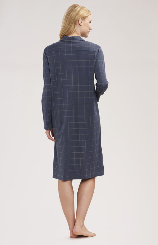 Féraud Paris' High Class line presents a sophisticated 100% interlock cotton long nightshirt.