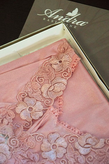 Classic sheen slip from the Basic line by Andra from Italy.