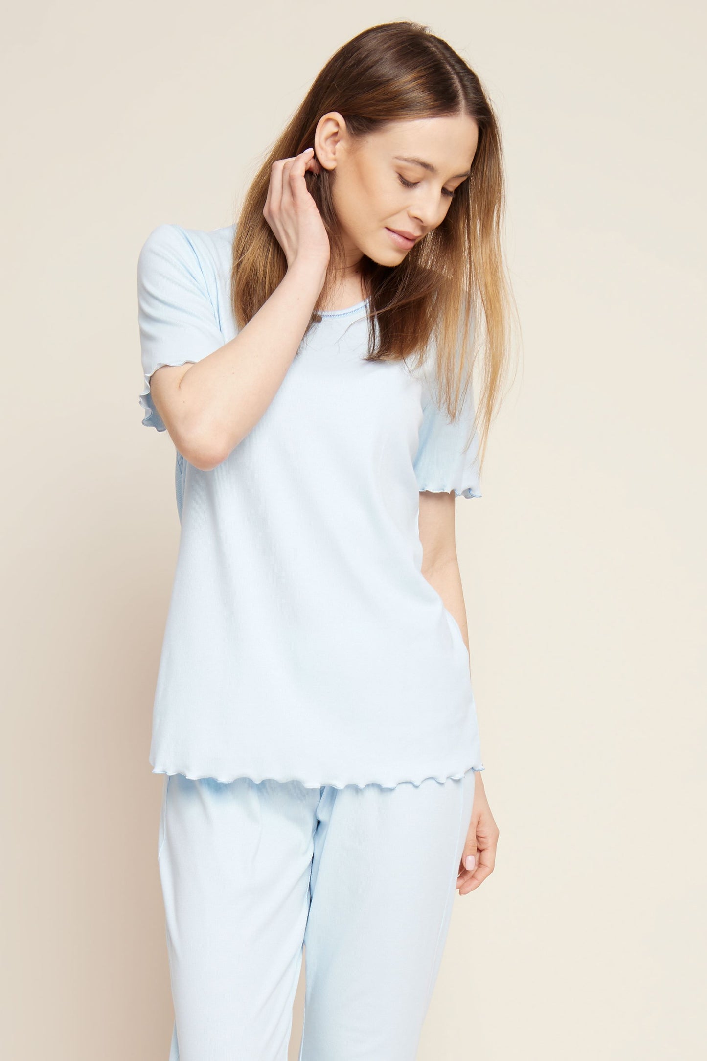 This smart casual pajama set from Rösch is composed of a light, soft, and elastic fine-rib fabric, a combination of cotton and modal that provides breathability, smoothness, and durability. The combination of the two fibers offers superior thermal regulation and superior comfort during sleep, as well as full freedom of movement for a precise fit.