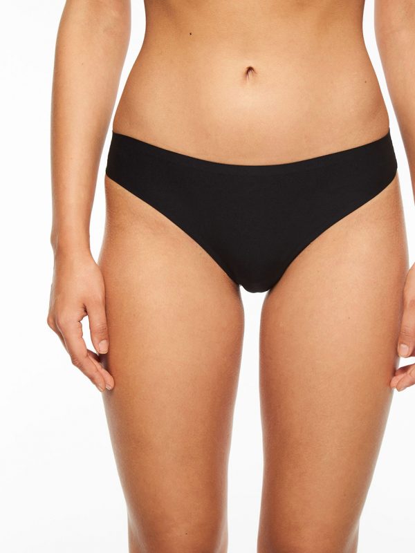 This thong from the SoftStretch line by Chantelle is a must-have for any wardrobe. Featuring laser-cut edging to prevent panty lines, this seamless underwear offers a second-skin sensation, ultra-softness, and unrestricted movement. Its lightweight, ultra-stretchable fabrics provide a comfortable fit for any body shape.