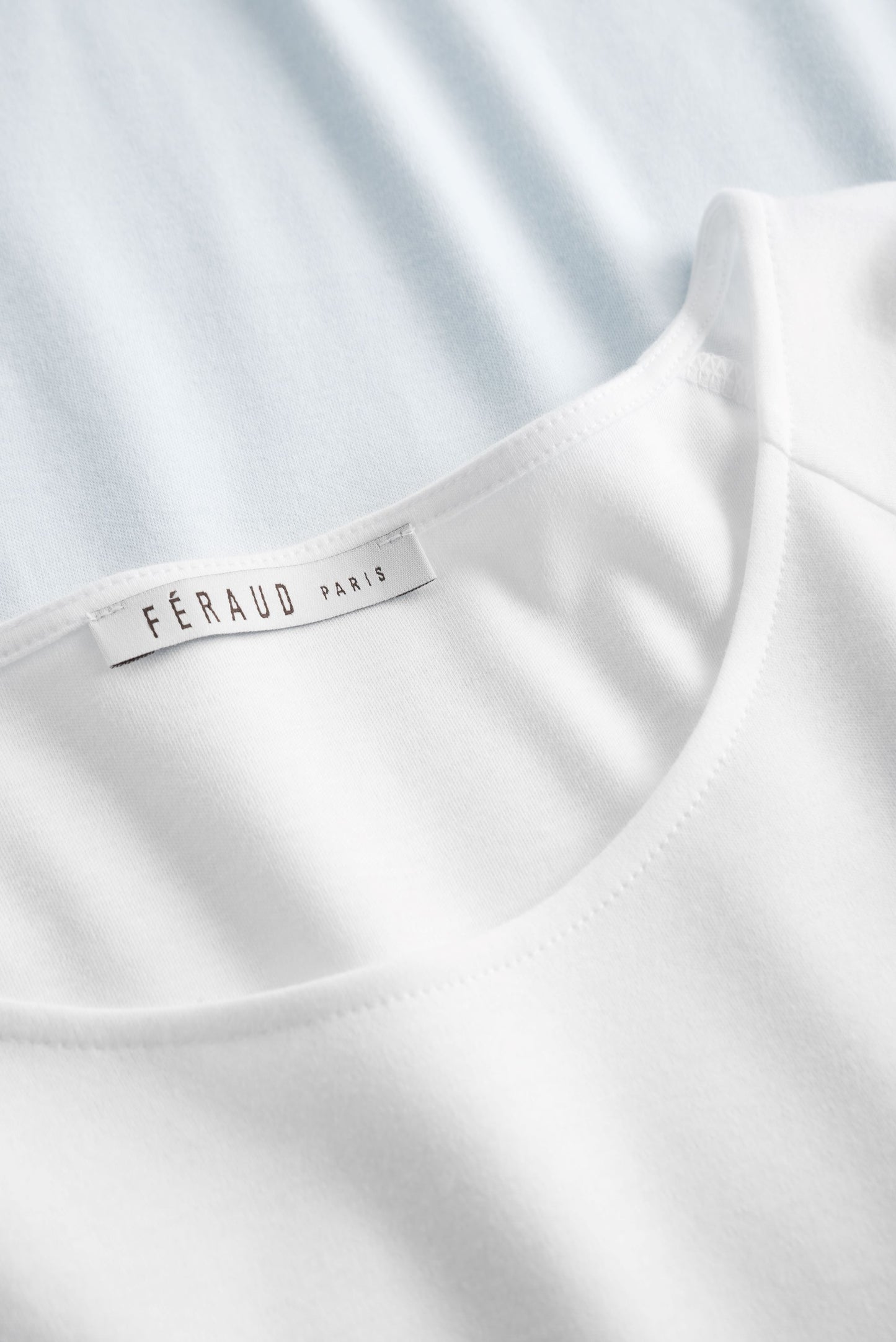 The High Class line from Féraud Paris offers a luxuriously soft long nightgown made of cotton. 