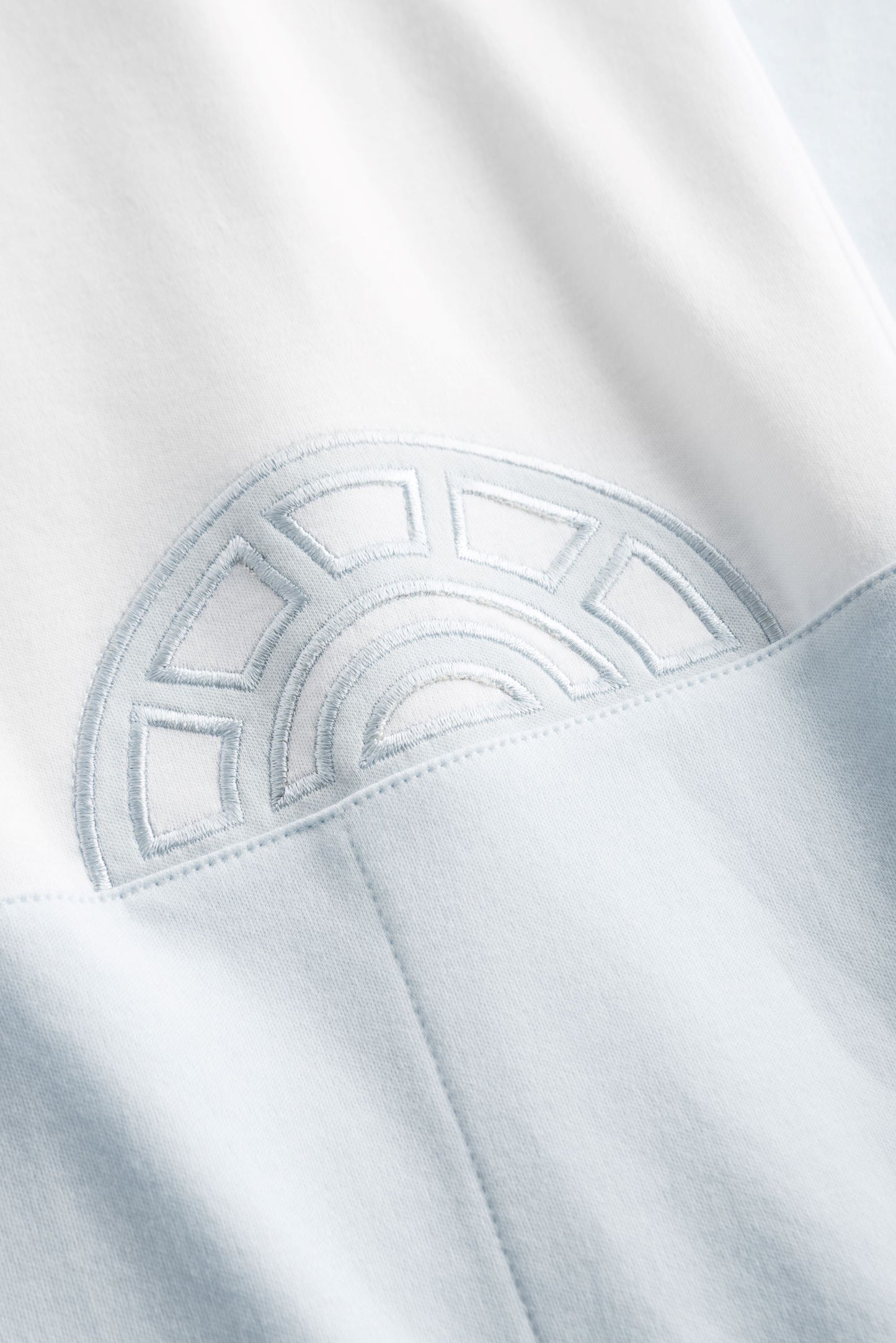 The High Class line from Féraud Paris offers a luxuriously soft long nightgown made of cotton. 