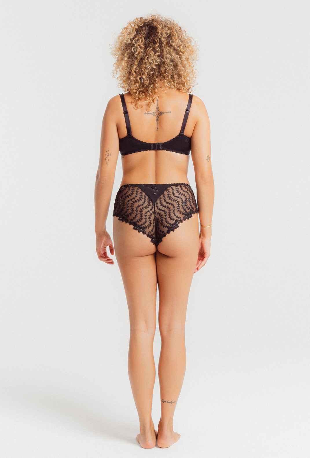 The signature shorty from the Lys Royal collection features delicate garlands of leaves along the sides and back