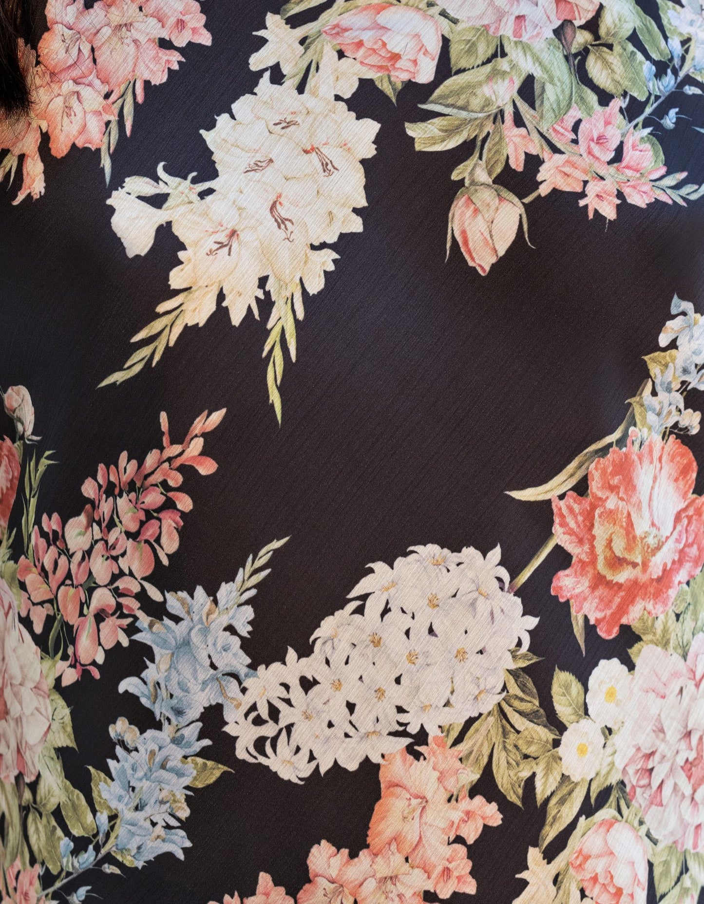 The Positano Lightweight Short Kimono showcases gardens of Positano in Italy in its decorative design. Offering a delicate silhouette and soft tones, this kimono provides a timeless look while its silky fabric ensures outstanding quality.