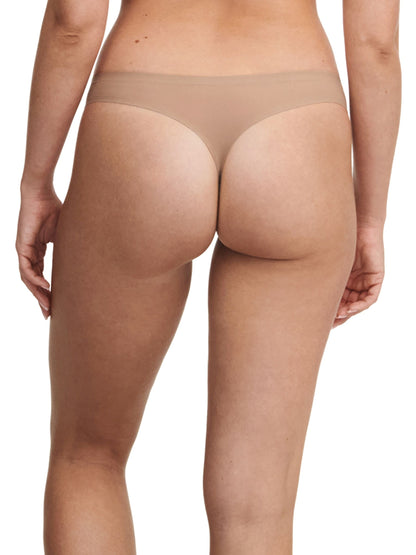 This thong from the SoftStretch line by Chantelle is a must-have for any wardrobe. Featuring laser-cut edging to prevent panty lines, this seamless underwear offers a second-skin sensation, ultra-softness, and unrestricted movement. Its lightweight, ultra-stretchable fabrics provide a comfortable fit for any body shape.