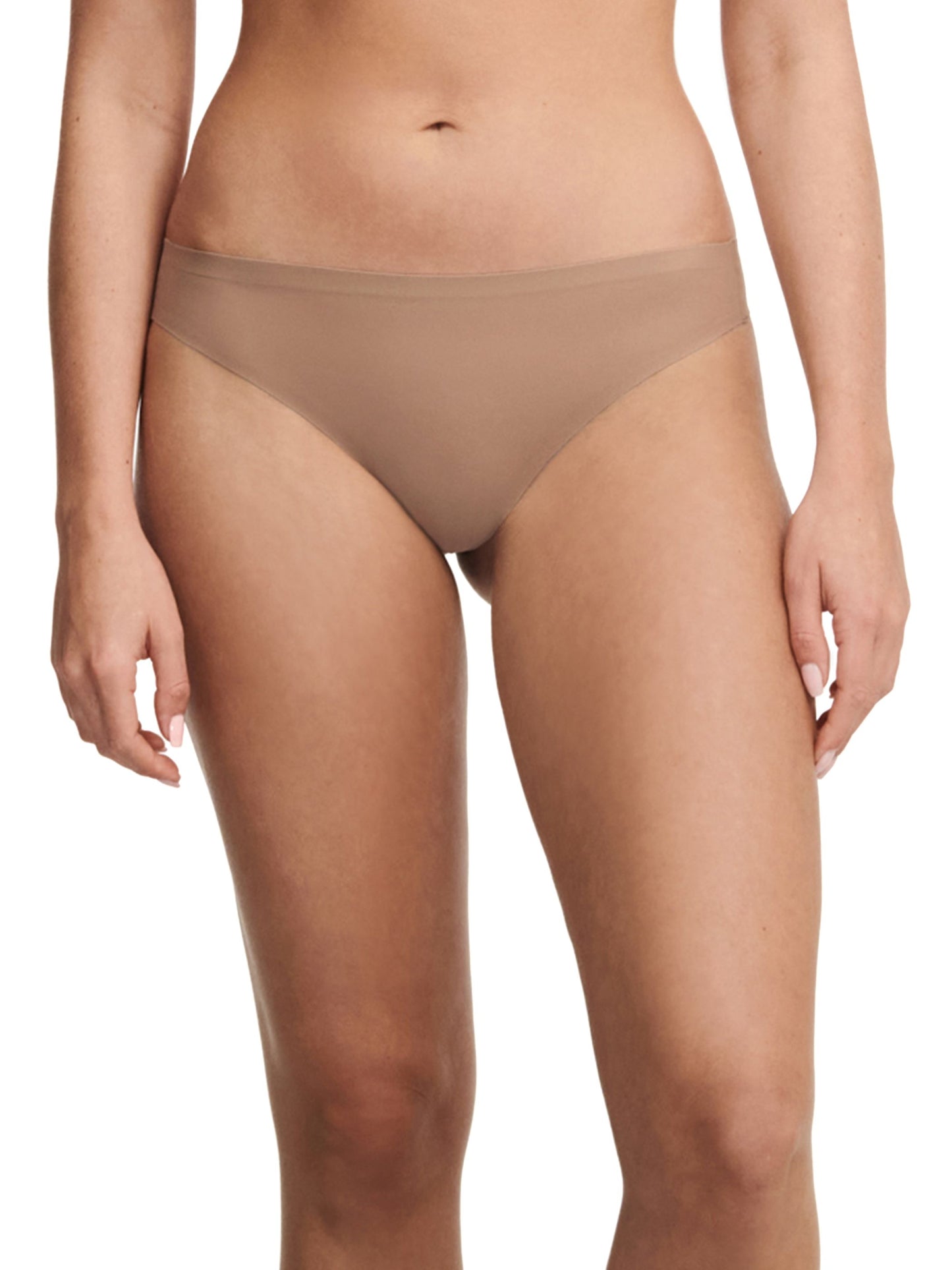 This thong from the SoftStretch line by Chantelle is a must-have for any wardrobe. Featuring laser-cut edging to prevent panty lines, this seamless underwear offers a second-skin sensation, ultra-softness, and unrestricted movement. Its lightweight, ultra-stretchable fabrics provide a comfortable fit for any body shape.