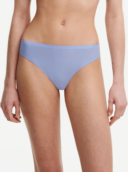 This thong from the SoftStretch line by Chantelle is a must-have for any wardrobe. Featuring laser-cut edging to prevent panty lines, this seamless underwear offers a second-skin sensation, ultra-softness, and unrestricted movement. Its lightweight, ultra-stretchable fabrics provide a comfortable fit for any body shape.