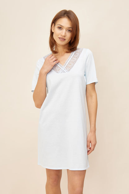 The Féraud Paris' High Class line debuts this opulent, ultra-soft nightgown, crafted from fine single-jersey 100% cotton, and embellished with exquisite lace detailing. 