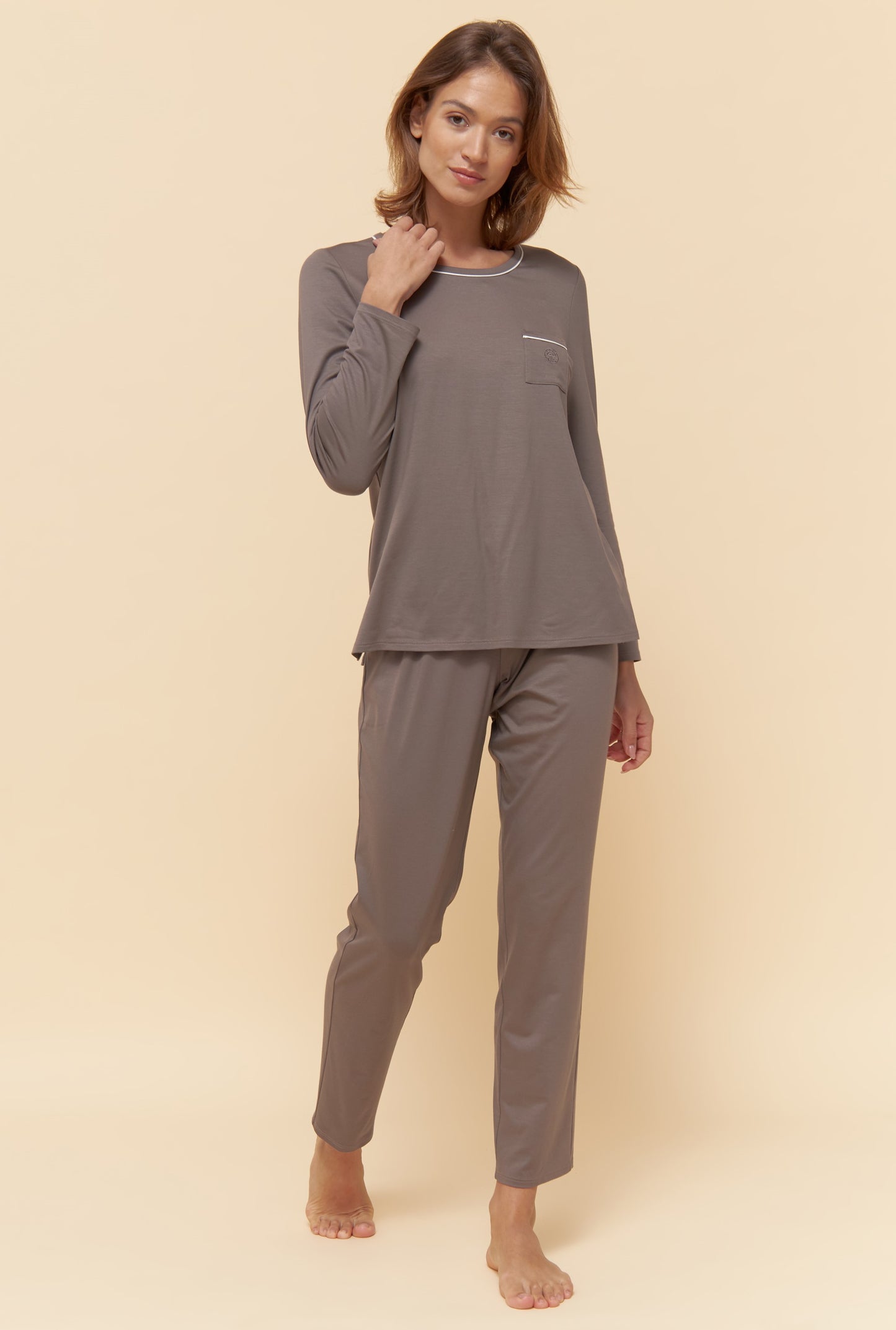 Féraud Paris' opulent High Class line offers this pajama set, constructed from a blend of cotton and modal knits in a luxuriant jersey material, adorned with a brand logo pocket detail. 