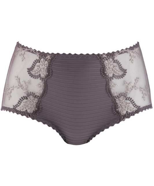 Louisa Bracq's Élise collection is finished with a full-brief which shows off embroidered leaves with pearlescent glints, accompanied by see-through tulle for a seductive display of transparency. 