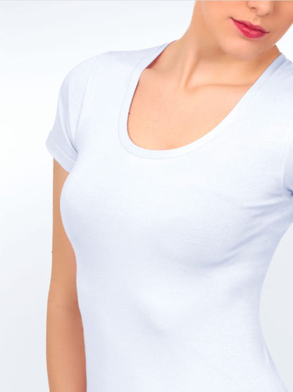 This top is expertly crafted in Italy from a breathable quality cotton-elastane blend fabric.