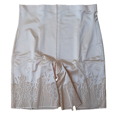This stylish Andra Shape high-waist shorts from Italy offers shaping and elegance.