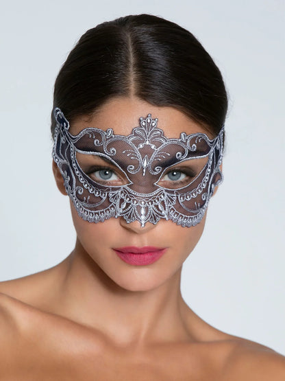 Women is wearing luxury Deesse En Glam Eye Mask by Lise Charmel, front picture 