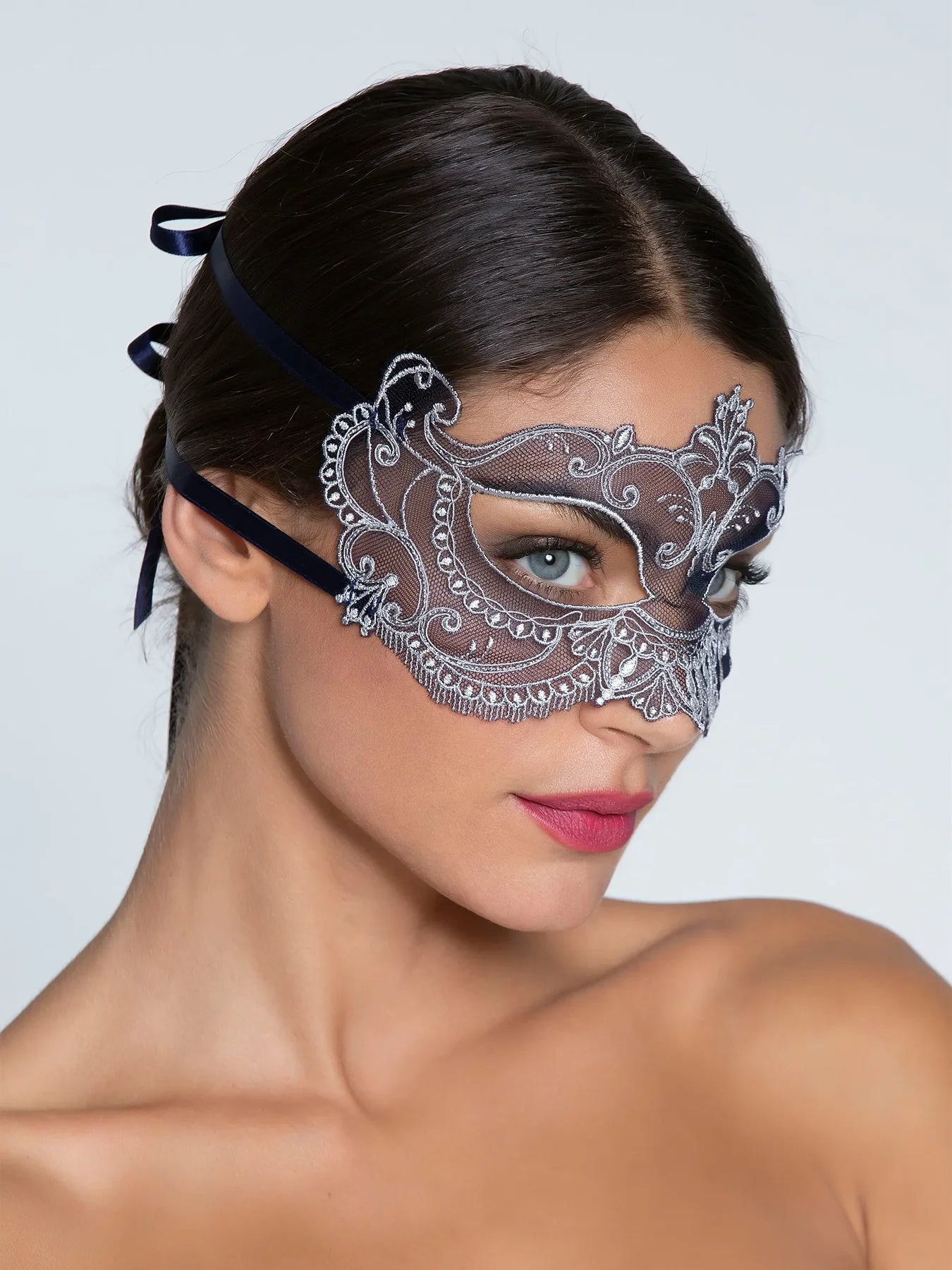 Women is wearing luxury Deesse En Glam Eye Mask by Lise Charmel, side picture 