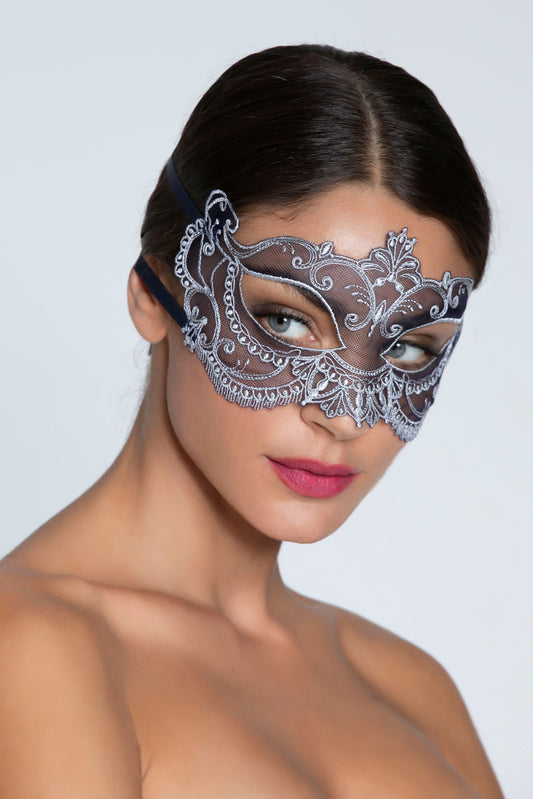 Women is wearing luxury Deesse En Glam Eye Mask by Lise Charmel, front picture