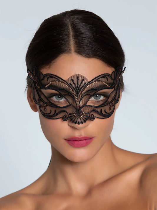 Women is wearing Fauve Amour Eye Mask from Lise Charmel