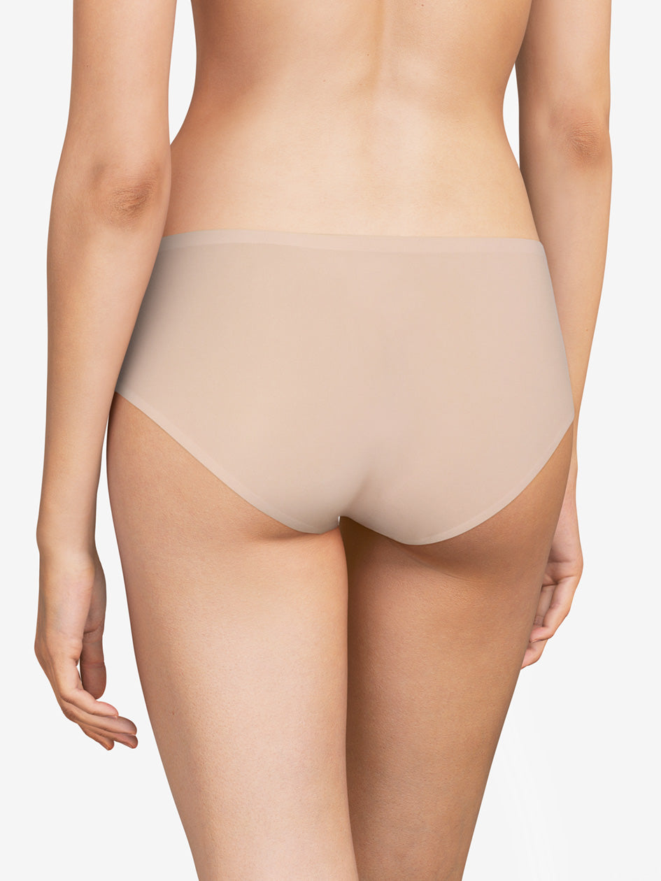 This SoftStretch Hipster Brief from Chantelle is a must-have for any wardrobe. Featuring laser-cut edging to prevent panty lines, this seamless boyleg underwear offers a second-skin sensation, ultra-softness, and unrestricted movement. Its lightweight, ultra-stretchable fabrics provide a comfortable fit for any body shape.