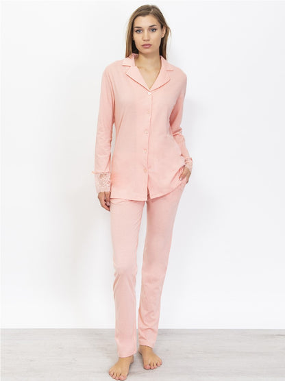 Verdissima's pajama set flaunts a macro-flower motif lace insert, delivering a modern yet elegant design. 