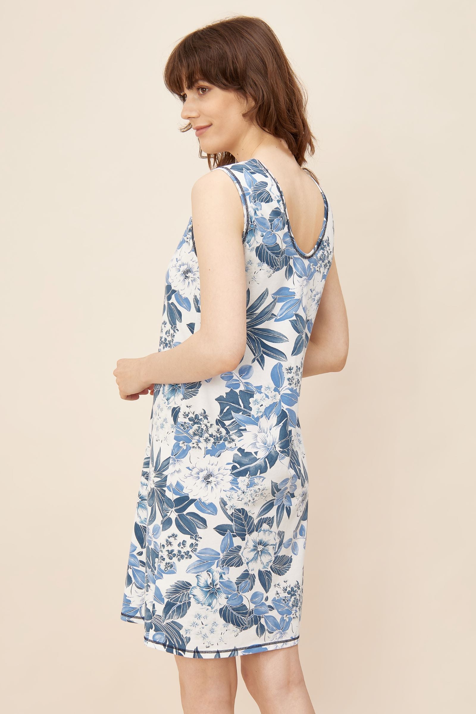 This nightgown from Rösch's Smart Casual collection is crafted from lightweight, supple single jersey cotton fabric, embellished with an indigo floral print. It is designed with a flattering, relaxed fit that ensures optimum comfort and ease of movement.  Sleeveless  Round-neck Stretchable cotton fabric The model is 176 cm tall and wears this item in a size M Made in EU, imported