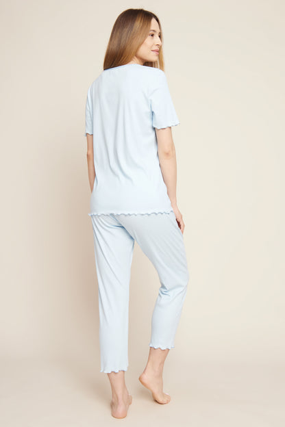 This smart casual pajama set from Rösch is composed of a light, soft, and elastic fine-rib fabric, a combination of cotton and modal that provides breathability, smoothness, and durability. The combination of the two fibers offers superior thermal regulation and superior comfort during sleep, as well as full freedom of movement for a precise fit.