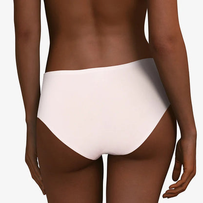 This SoftStretch Hipster Brief from Chantelle is a must-have for any wardrobe. Featuring laser-cut edging to prevent panty lines, this seamless boyleg underwear offers a second-skin sensation, ultra-softness, and unrestricted movement. Its lightweight, ultra-stretchable fabrics provide a comfortable fit for any body shape.