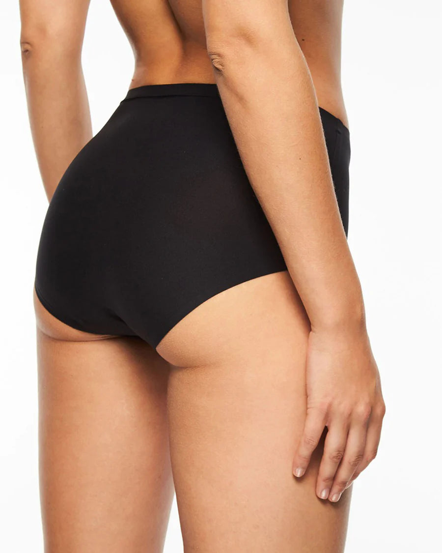 This full brief from the SoftStretch line by Chantelle is a must-have for any wardrobe. Featuring laser-cut edging to prevent panty lines, this seamless underwear offers a second-skin sensation, ultra-softness, and unrestricted movement. Its lightweight, ultra-stretchable fabrics provide a comfortable fit for any body shape.
