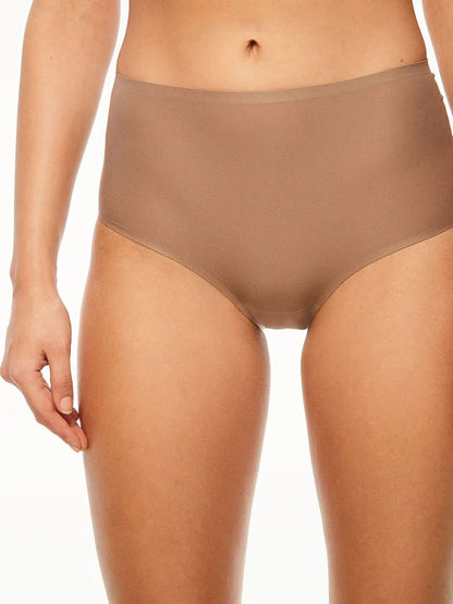This full brief from the SoftStretch line by Chantelle is a must-have for any wardrobe. Featuring laser-cut edging to prevent panty lines, this seamless underwear offers a second-skin sensation, ultra-softness, and unrestricted movement. Its lightweight, ultra-stretchable fabrics provide a comfortable fit for any body shape.