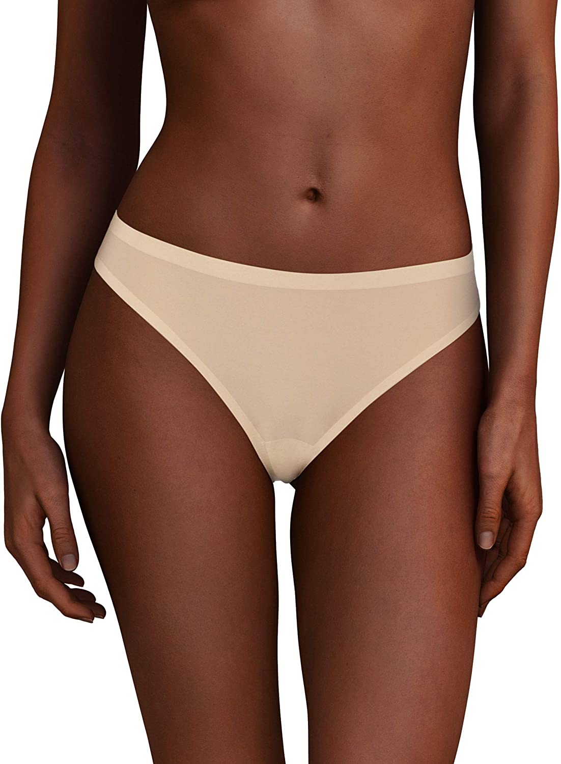 This thong from the SoftStretch line by Chantelle is a must-have for any wardrobe. Featuring laser-cut edging to prevent panty lines, this seamless underwear offers a second-skin sensation, ultra-softness, and unrestricted movement. Its lightweight, ultra-stretchable fabrics provide a comfortable fit for any body shape.