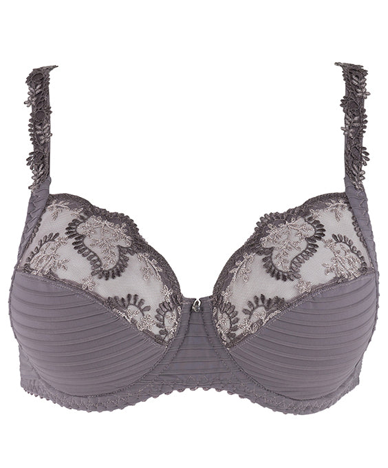 The Élise line from Louisa Bracq is topped off with a full-cup bra featuring embroidered leaves with pearl-esque reflections on the cups, complemented by a transparent tulle. The silky, delicate fabric is designed to give full coverage while offering an ideal, comfortable fit that stays all day.
