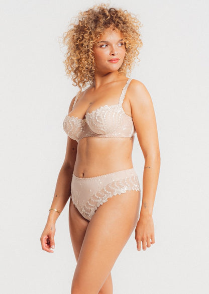 The signature Brazilian shorty from the Lys Royal collection features delicate garlands of leaves along the leg-lines, paired with a sheer tulle fabric that adds a hint of allure to any look.