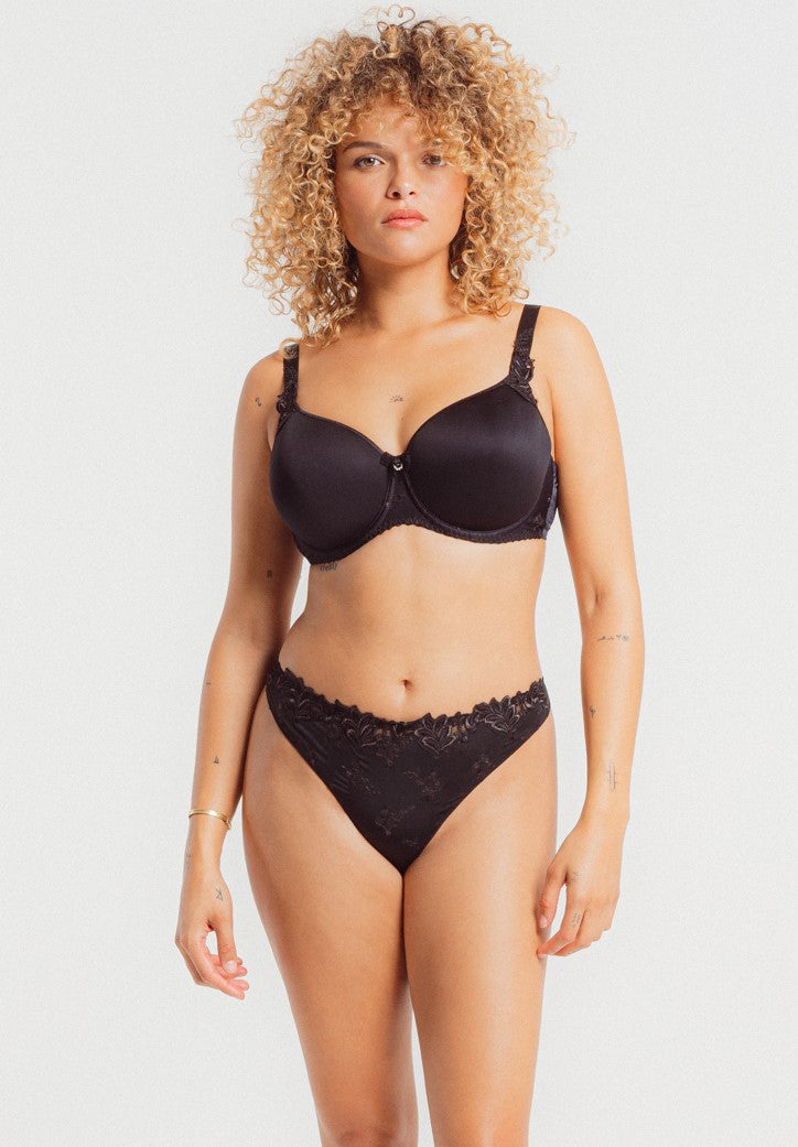 The Louisa Bracq thong from the Lys Royal line is adorned with garlands of small tone-on-tone leaves at the front, and is elevated with a generous floral pattern for a touch of added allure.