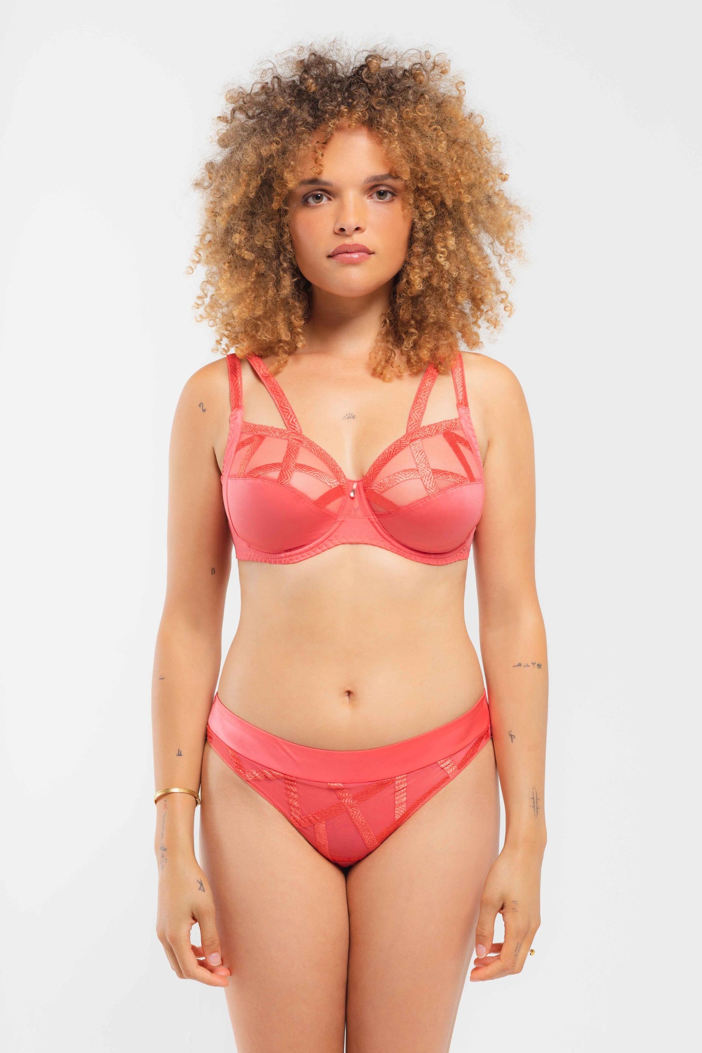 This brief from the Série line of Louisa Bracq includes an eye-catching combination of embroidery and semi-transparent tulle, offering an aesthetically pleasing and stylish look. Its lightweight, smooth and luxurious fabric ensures an optimal, comfortable fit for all sizes.