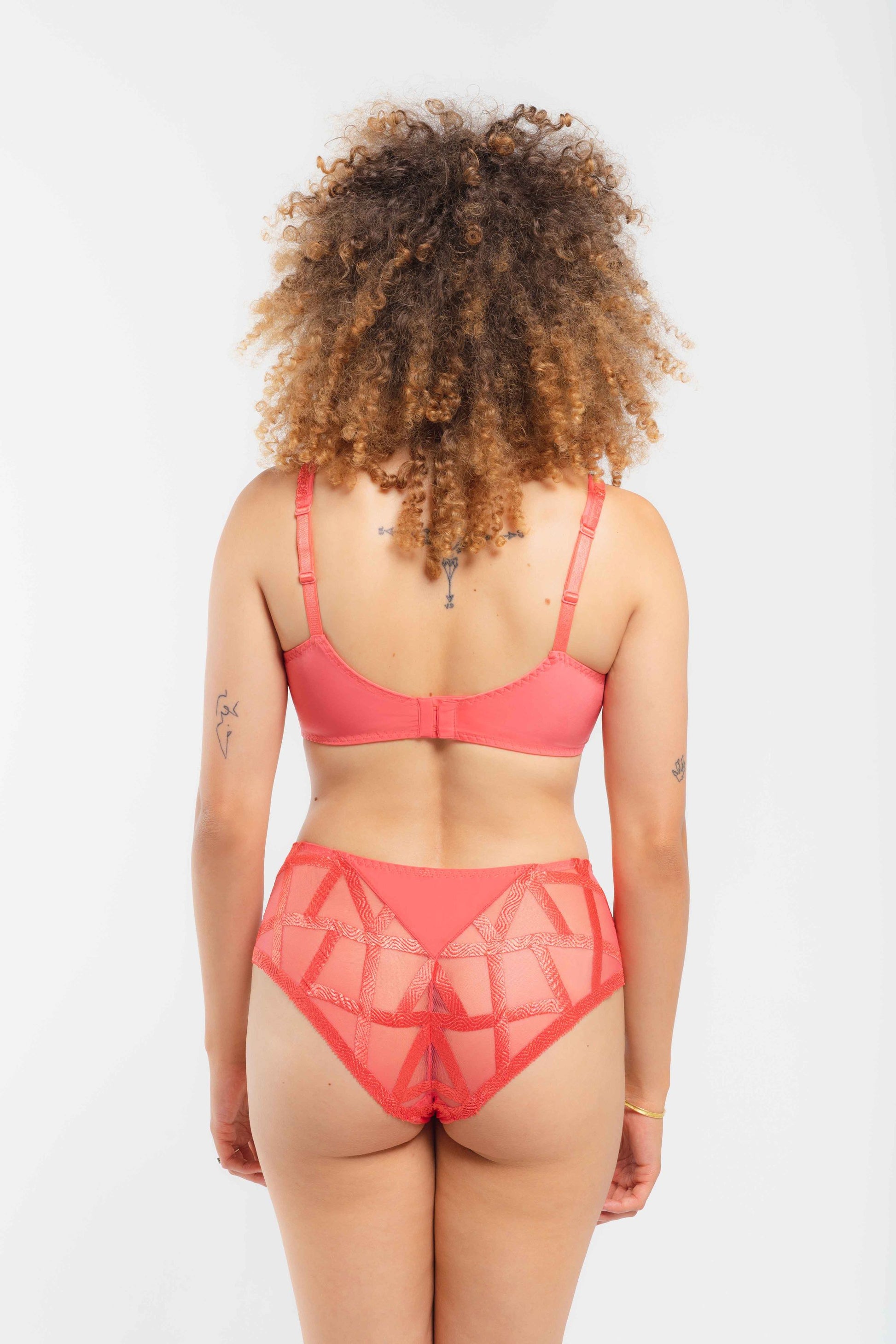 This piece from the Série range of Louisa Bracq features a fusion of geometric embroidery and semi-transparent tulle, which subtly showcases the wearer's skin for an alluring and stylish appearance. Its lightweight, soft and silky fabric ensure an ideal and comfortable fit for any size.