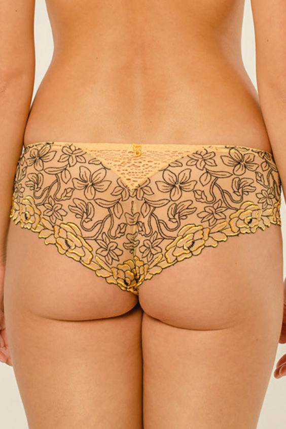 The Louisa Bracq shorty from the Infinite line employs floral embroidery in an evocative manner, simulating the effect of a pencil tracing repetitive patterns. To complement this, a honeycomb mesh was used to accentuate the shorty's front and infuse it with a luxurious aesthetic.