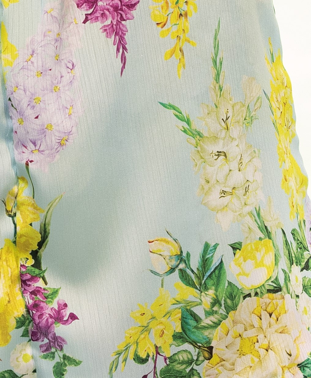 This shorts is inspired by the gardens of Positano in Italy and provides a comfortable fit and sophisticated aesthetic. Its floral detailing and subtle colors create a unique look while its silky fabric ensures trustworthy quality. This versatile garment is suitable for wear as an outfit top, sleepwear, or loungewear.