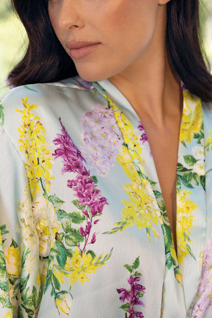 The Positano Lightweight Short Kimono showcases gardens of Positano in Italy in its decorative design. Offering a delicate silhouette and soft tones, this kimono provides a timeless look while its silky fabric ensures outstanding quality.